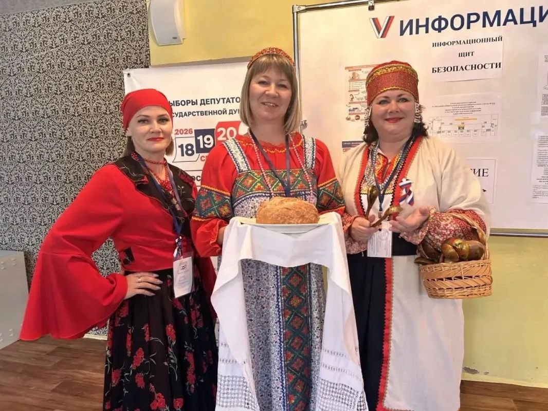 В узорах народных костюмов, вышивке и кокошниках хранится душа нашей большой страны В узорах народных костюмов, вышивке и кокошниках хранится душа нашей большой страны