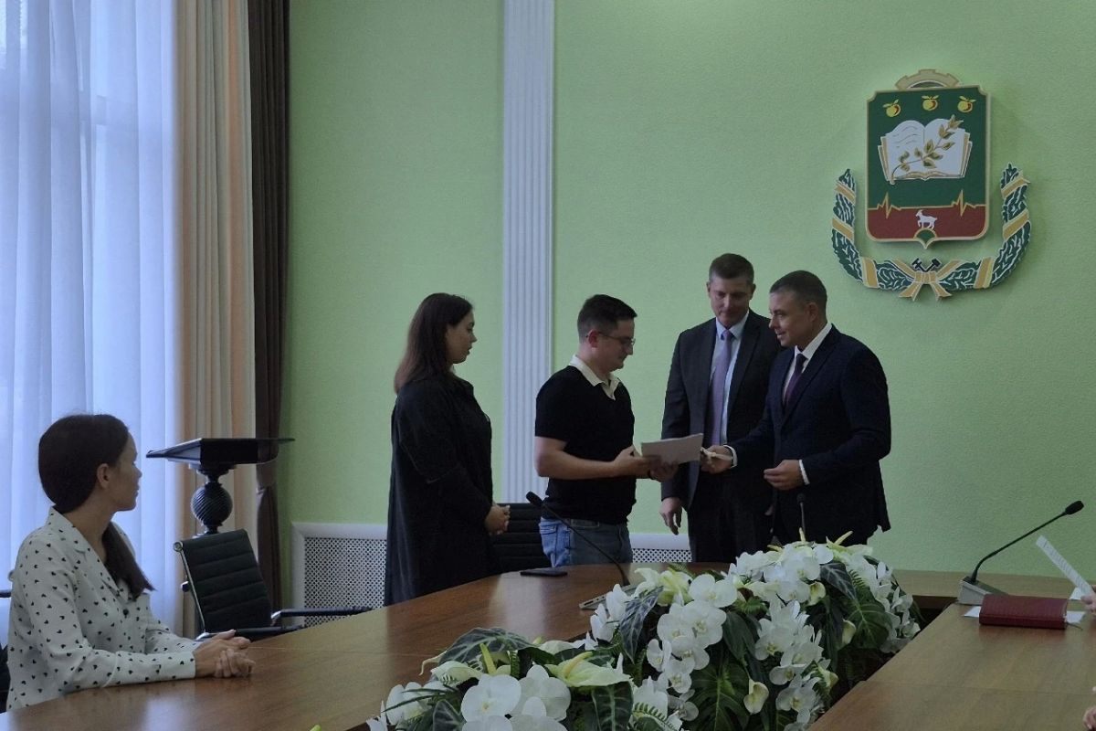 Трое врачей в Мичуринске получили ключи от служебных квартир Трое врачей в Мичуринске получили ключи от служебных квартир