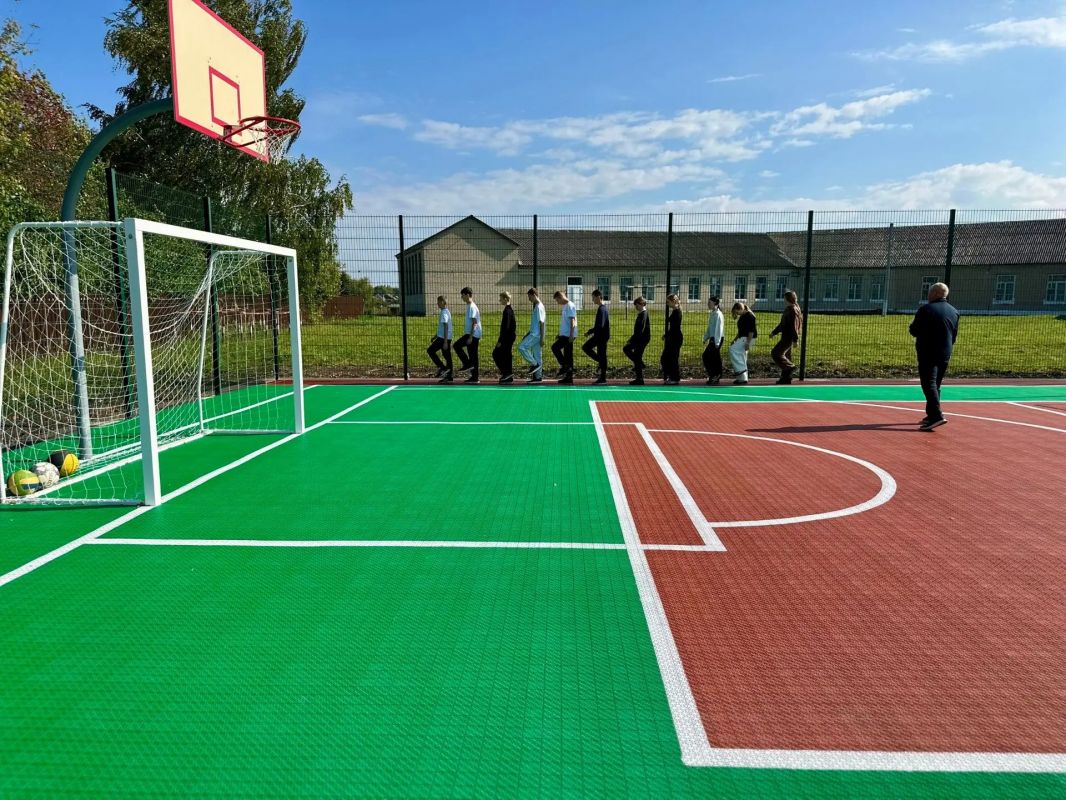#МуниципалитетНаСвязи. . Новая точка притяжения на спортивной карте Первомайского округа: в селе Новоархангельское установили универсальную спортивную площадку #МуниципалитетНаСвязи. . Новая точка притяжения на спортивной карте Первомайского округа: в селе Новоархангельское установили универсальную спортивную площадку