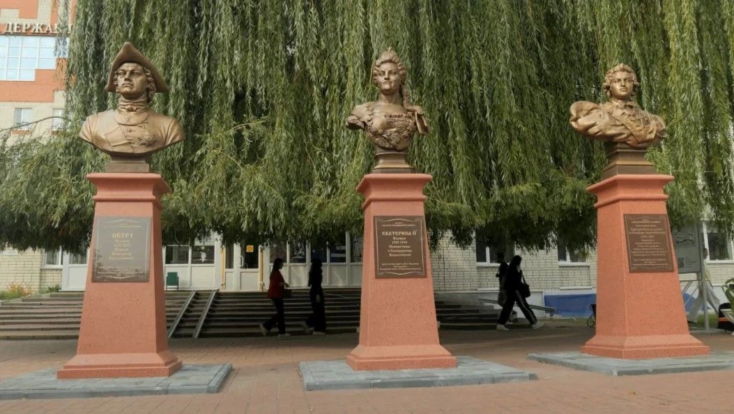 В Тамбове сегодня открыли памятники выдающимся государственным деятелям Петру Великому, Екатерине II и Григорию Потёмкину В Тамбове сегодня открыли памятники выдающимся государственным деятелям Петру Великому, Екатерине II и Григорию Потёмкину