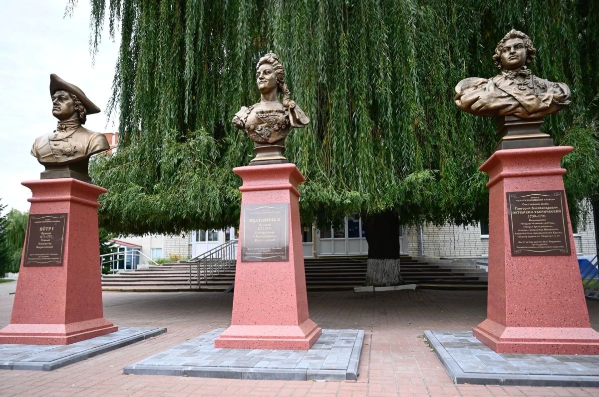 В Тамбовской области открыли памятники Петру Великому, Екатерине II и Григорию Потёмкину В Тамбовской области открыли памятники Петру Великому, Екатерине II и Григорию Потёмкину