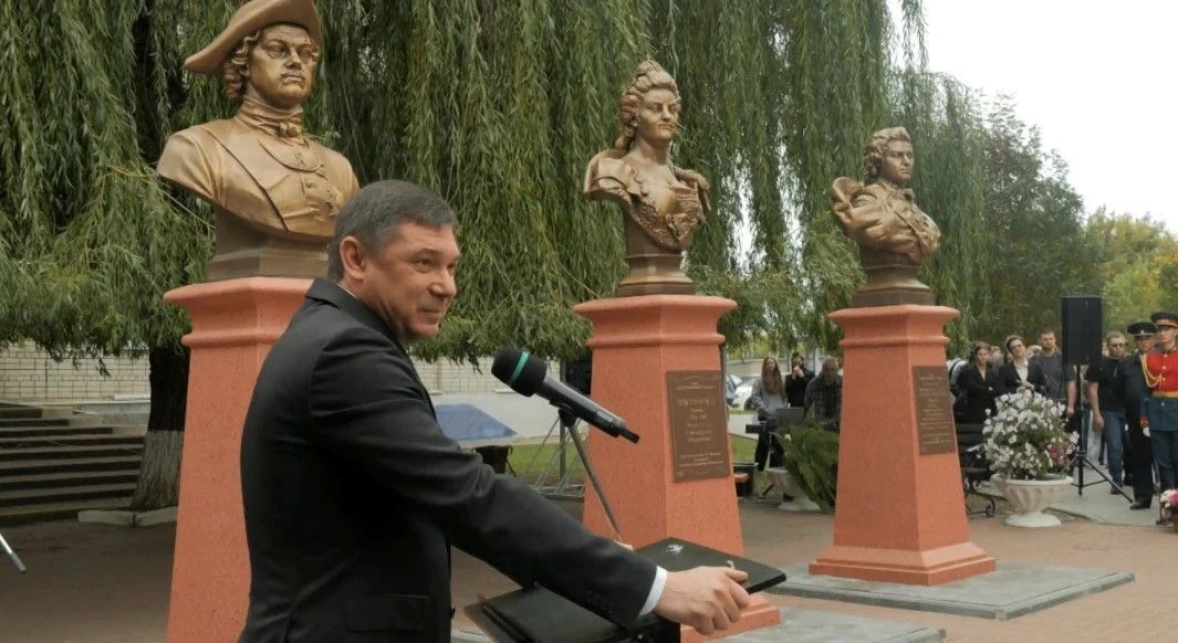 В Тамбове сегодня открыли памятники выдающимся государственным деятелям Петру Великому, Екатерине II и Григорию Потёмкину В Тамбове сегодня открыли памятники выдающимся государственным деятелям Петру Великому, Екатерине II и Григорию Потёмкину