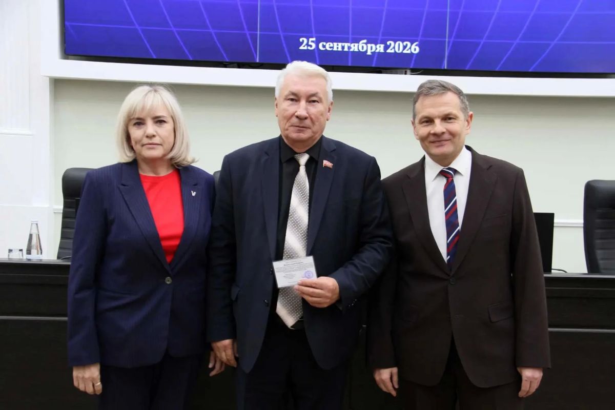Андрей Офицеров вручил избранным депутатам Тамбовской областной Думы восьмого созыва удостоверения об избрании Андрей Офицеров вручил избранным депутатам Тамбовской областной Думы восьмого созыва удостоверения об избрании
