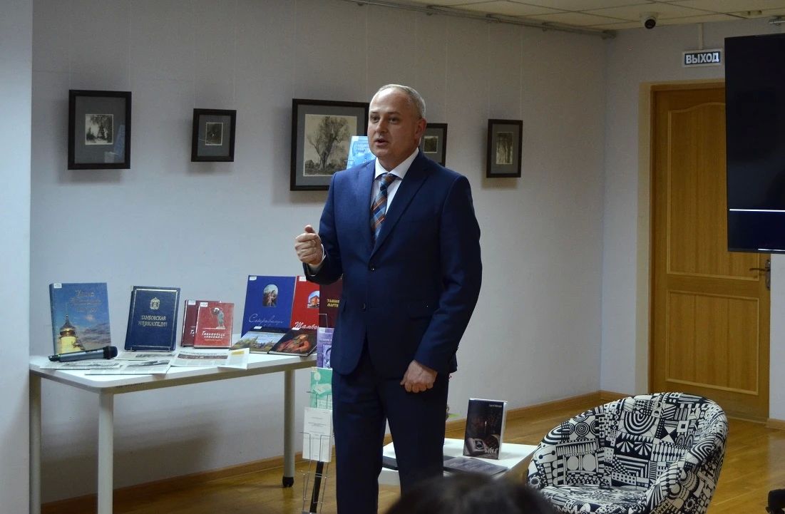 Сергей Чеботарев представил «Бабку», изданную десятитысячным тиражом Сергей Чеботарев представил «Бабку», изданную десятитысячным тиражом