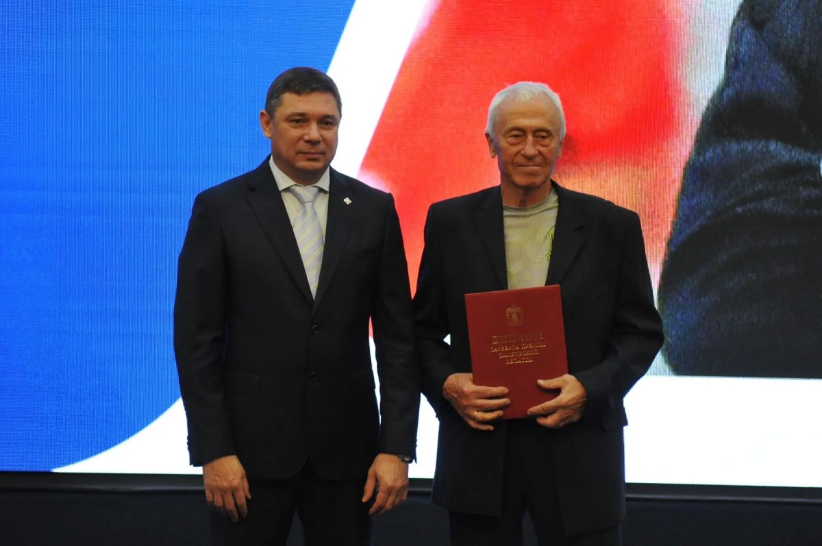 Тренер «Академии футбола» Сергей Ханин удостоен премии имени В.М. Боброва. На торжественном мероприятии, посвященном Дню образования Тамбовской области, Сергей Николаевич получил почетную награду из рук главы региона Евгения... Тренер «Академии футбола» Сергей Ханин удостоен премии имени В.М. Боброва. На торжественном мероприятии, посвященном Дню образования Тамбовской области, Сергей Николаевич получил почетную награду из рук главы региона Евгения...
