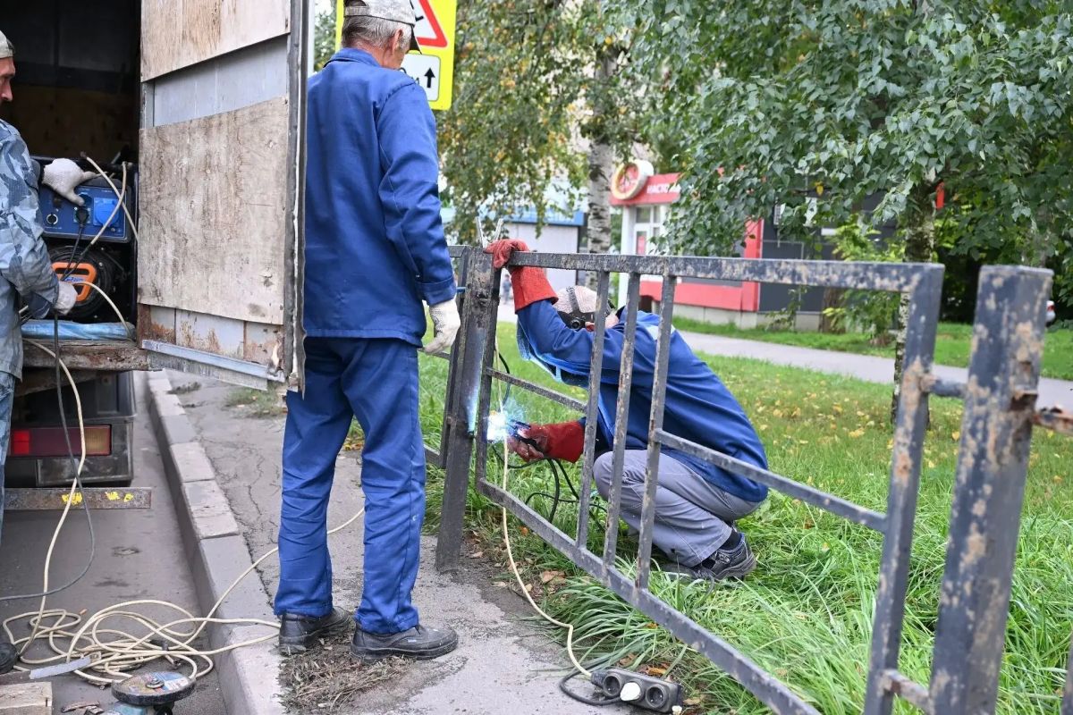 В Тамбове ремонтируют дорожные ограждения