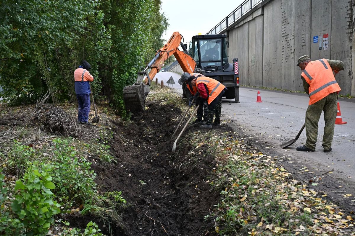 В Тамбове на Лермонтовской прочищают водоотводный канал В Тамбове на Лермонтовской прочищают водоотводный канал