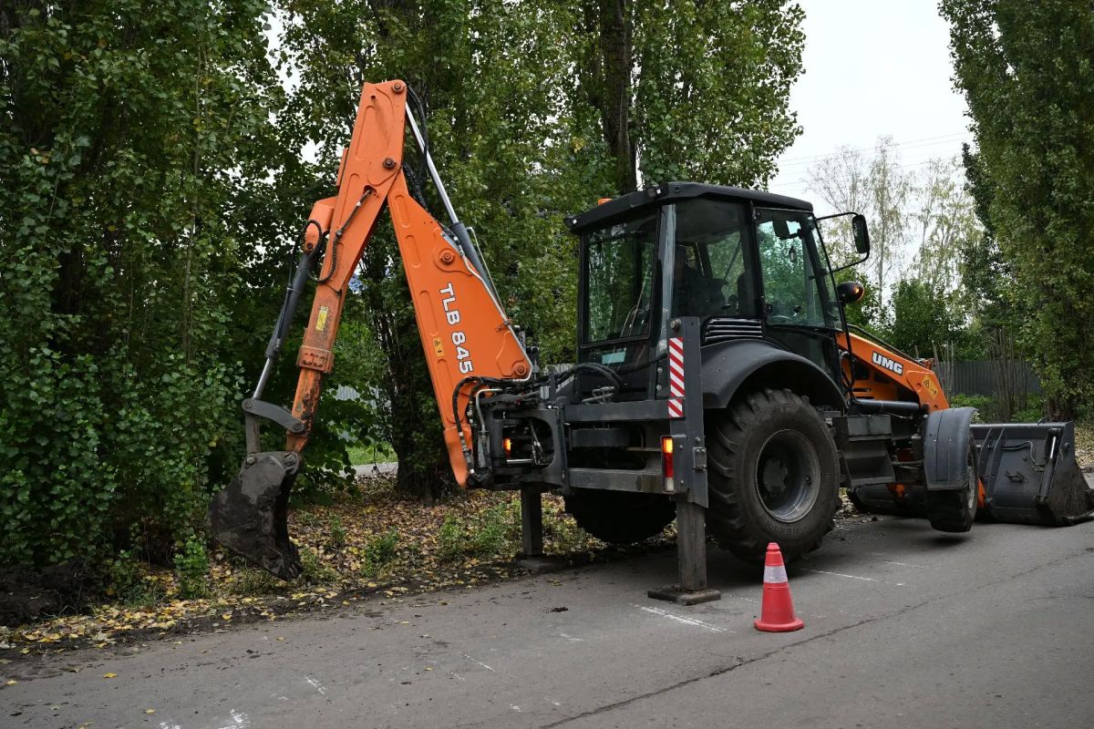 В Тамбове на Лермонтовской прочищают водоотводный канал В Тамбове на Лермонтовской прочищают водоотводный канал