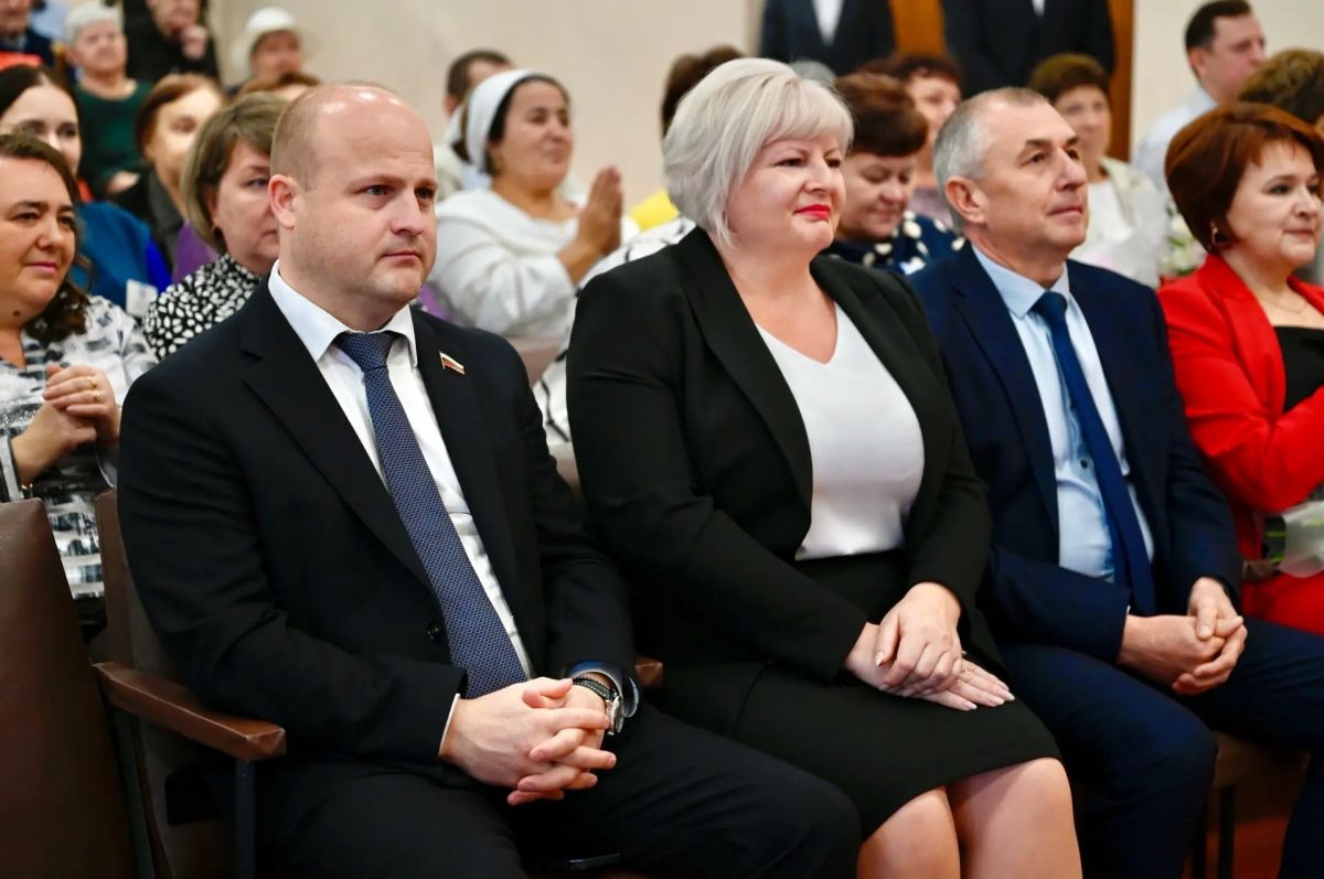 Глава региона Евгений Первышов совместно с председателем Тамбовской областной Думы Алексеем Поздняковым приняли участие в торжественном мероприятии, посвященном Международному дню пожилых людей и 50-летнему юбилею... Глава региона Евгений Первышов совместно с председателем Тамбовской областной Думы Алексеем Поздняковым приняли участие в торжественном мероприятии, посвященном Международному дню пожилых людей и 50-летнему юбилею...