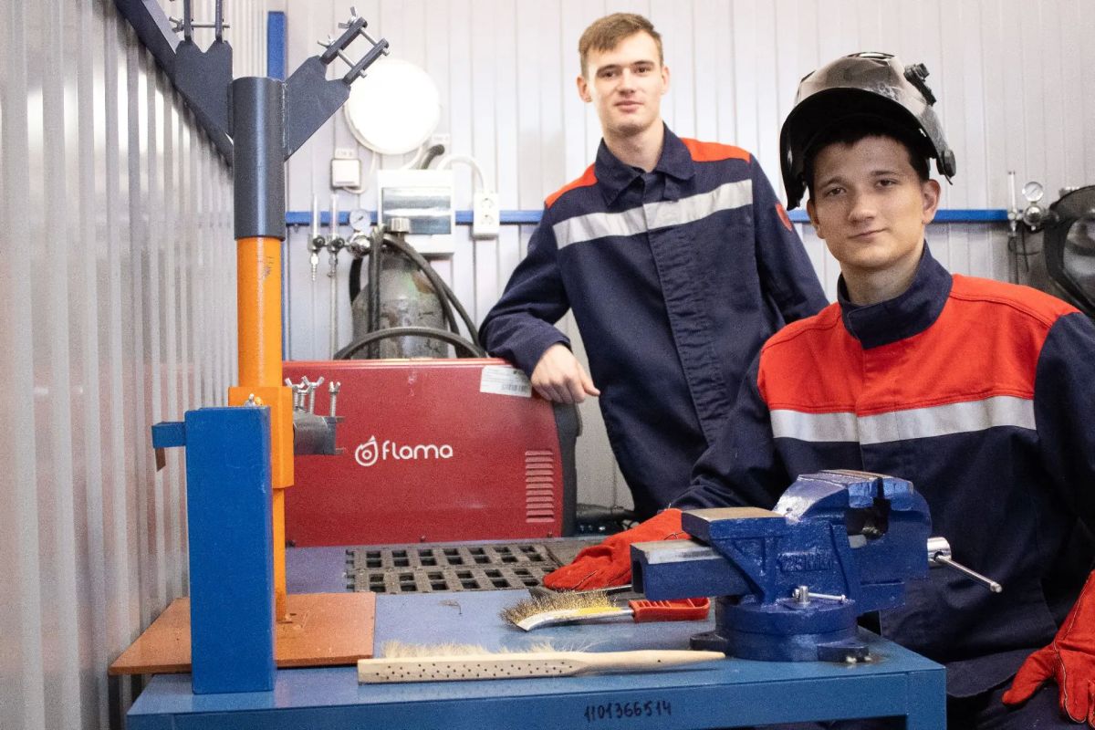 Дорогие студенты, преподаватели, мастера производственного обучения, сотрудники и ветераны колледжей и техникумов Тамбовской области! Поздравляю вас с Днем среднего профессионального образования! Дорогие студенты, преподаватели, мастера производственного обучения, сотрудники и ветераны колледжей и техникумов Тамбовской области! Поздравляю вас с Днем среднего профессионального образования!