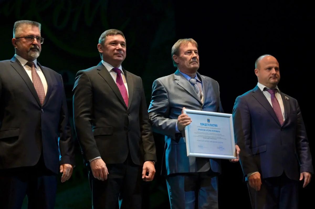 Глава Тамбовской области Евгений Первышов вместе с главным федеральным инспектором по Тамбовской области полпреда Президента РФ в ЦФО Владимиром Пригорневым и председателем Тамбовской областной Думы Алексеем Поздняковым... Глава Тамбовской области Евгений Первышов вместе с главным федеральным инспектором по Тамбовской области полпреда Президента РФ в ЦФО Владимиром Пригорневым и председателем Тамбовской областной Думы Алексеем Поздняковым...