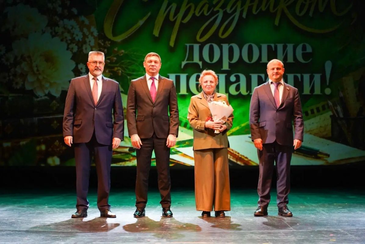 Сегодня в Тамбовском драматическом театре поздравляли коллег с профессиональными праздниками