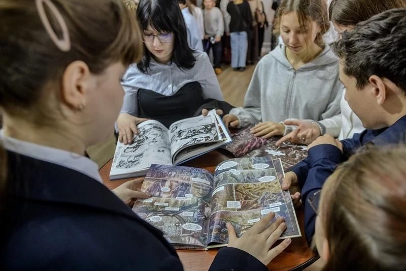В Молодежном театре открылась выставка художника, рисующего комиксы
