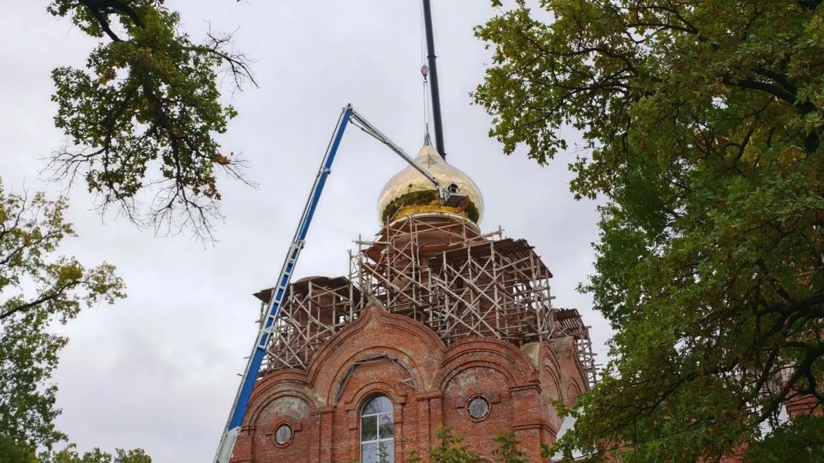 В Котовске освятили кресты и купола строящегося храма Рождества Христова