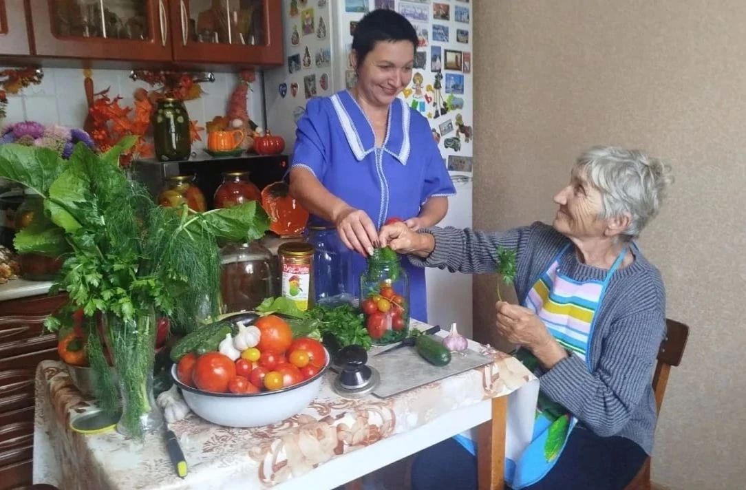 Для пожилых людей в регионе проводят акцию «Тёплая осень»
