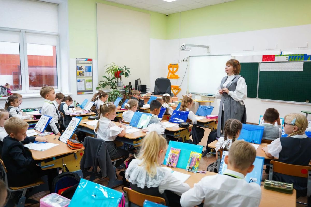 5 октября – День учителя. В этот день слова благодарности звучат для тех, кто каждый день входит в класс, чтобы вести за собой, поддерживать и вдохновлять 5 октября – День учителя. В этот день слова благодарности звучат для тех, кто каждый день входит в класс, чтобы вести за собой, поддерживать и вдохновлять