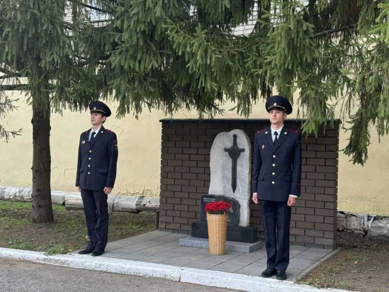 В ОМВД России «Тамбовский» торжественно поздравили сотрудников отдела уголовного розыска с профессиональным праздником В ОМВД России «Тамбовский» торжественно поздравили сотрудников отдела уголовного розыска с профессиональным праздником