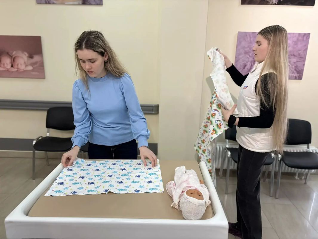 В Перинатальном центре Марина Македонская наградила победительницу конкурса «Волшебное пеленание» В Перинатальном центре Марина Македонская наградила победительницу конкурса «Волшебное пеленание»