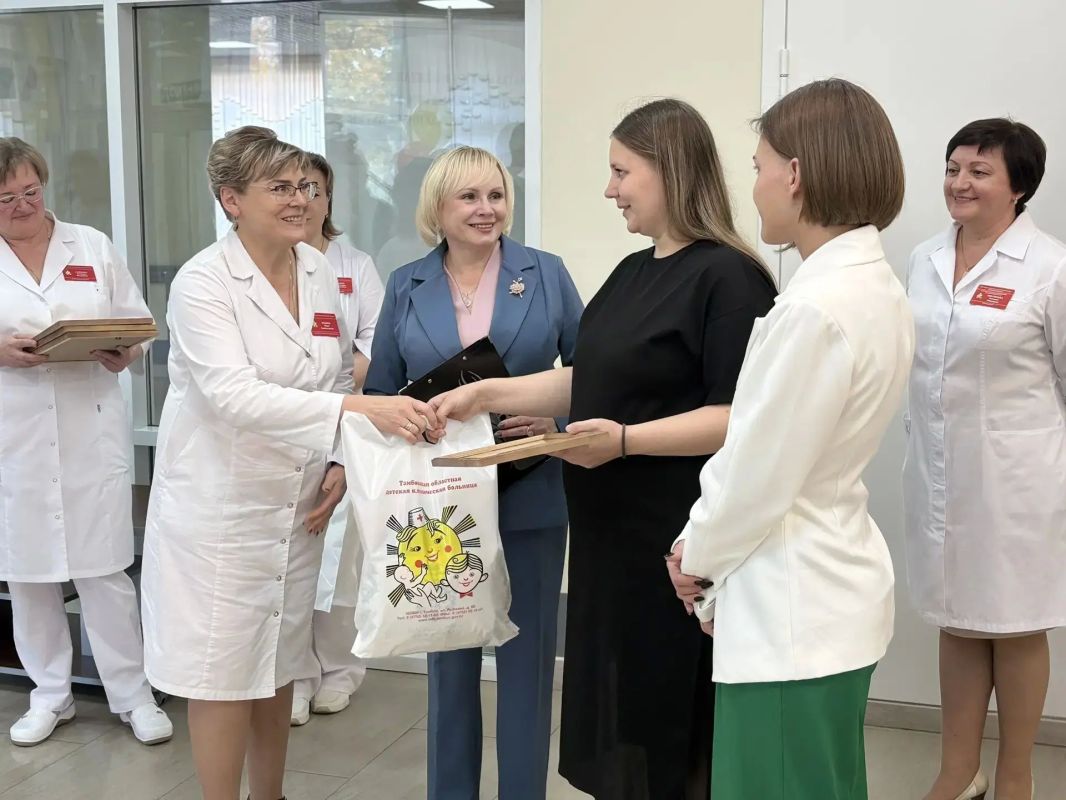 В Перинатальном центре Марина Македонская наградила победительницу конкурса «Волшебное пеленание»