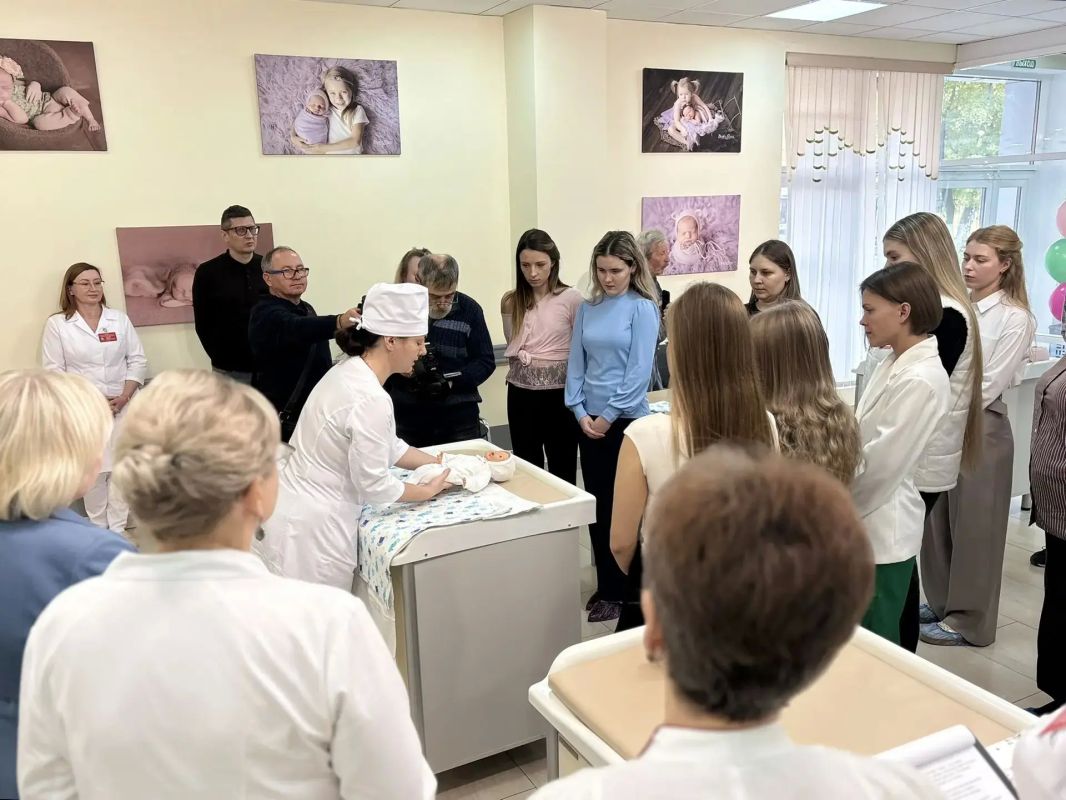В Перинатальном центре Марина Македонская наградила победительницу конкурса «Волшебное пеленание» В Перинатальном центре Марина Македонская наградила победительницу конкурса «Волшебное пеленание»