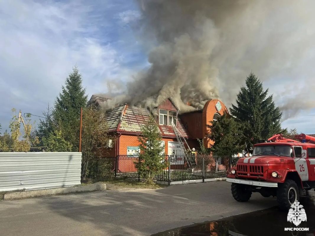 В Петровском загорелось торговое здание на площади 540 квадратных метров