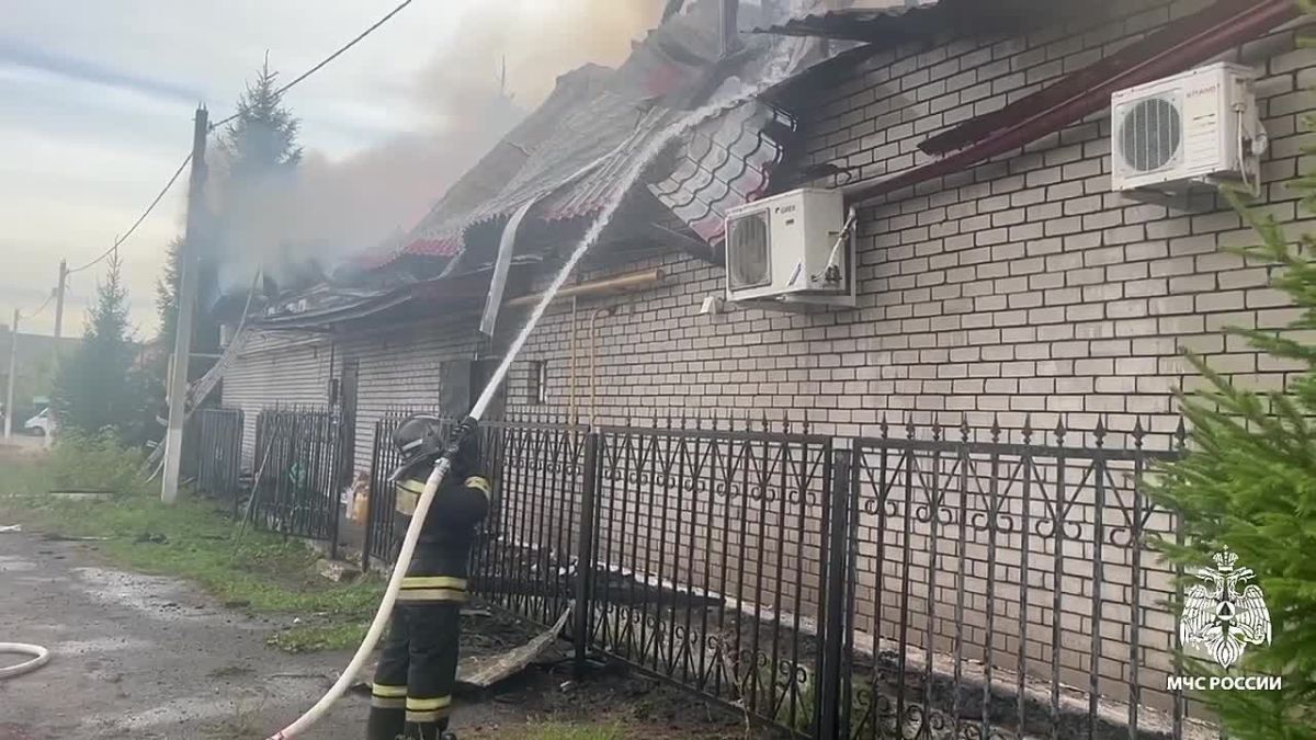 В селе Петровском ликвидируют пожар в магазине