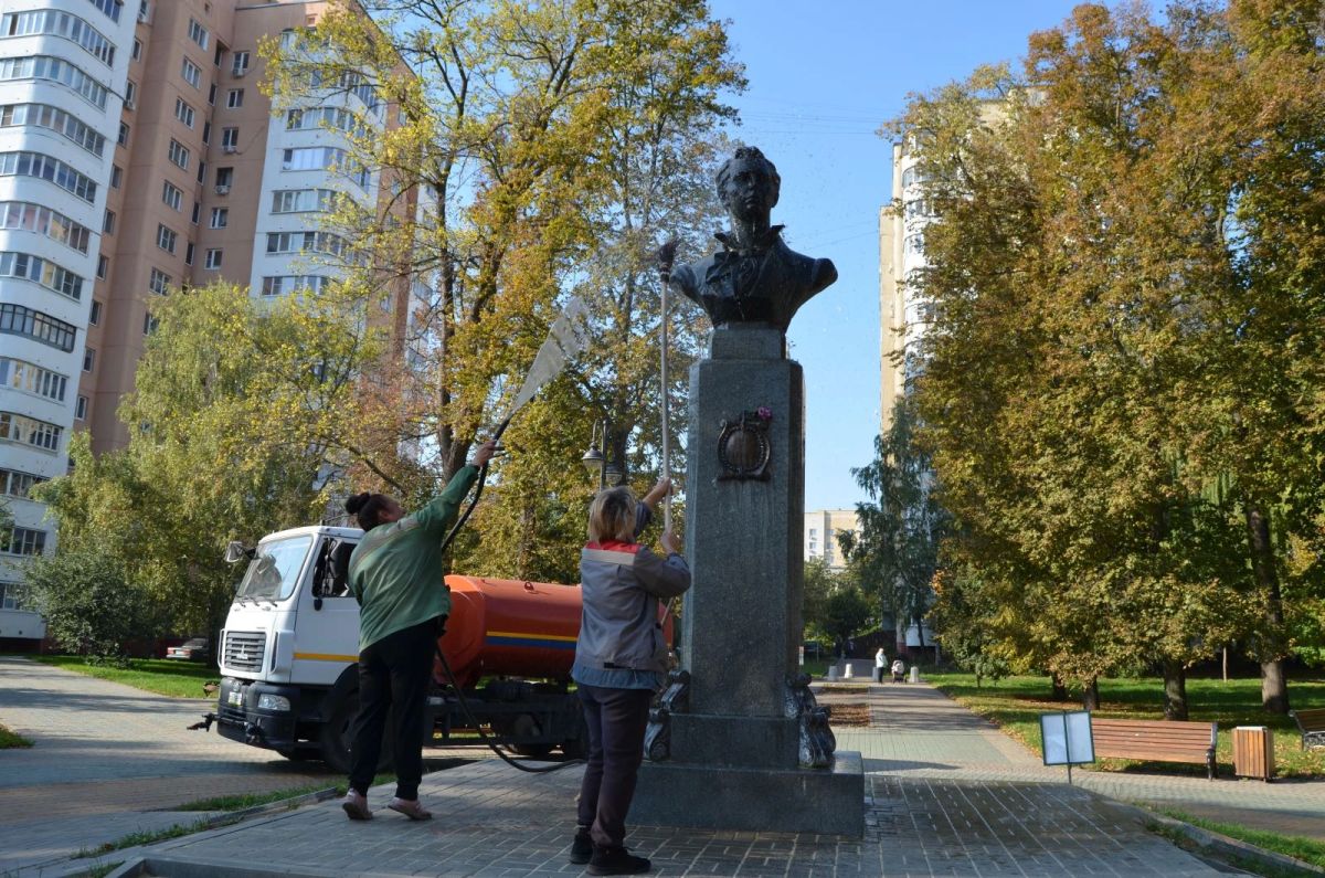 В Тамбове прошли три тематических арт-субботника, посвященных знаменитым русским писателям и поэтам В Тамбове прошли три тематических арт-субботника, посвященных знаменитым русским писателям и поэтам