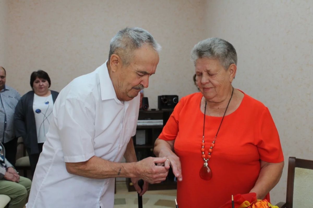 Супруги из Кирсанова официально поженились спустя 45 лет совместной жизни Супруги из Кирсанова официально поженились спустя 45 лет совместной жизни