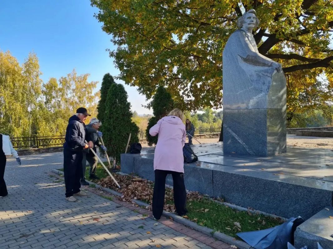 Тамбовская молодёжь приняла участие в субботниках у памятников великих поэтов Тамбовская молодёжь приняла участие в субботниках у памятников великих поэтов