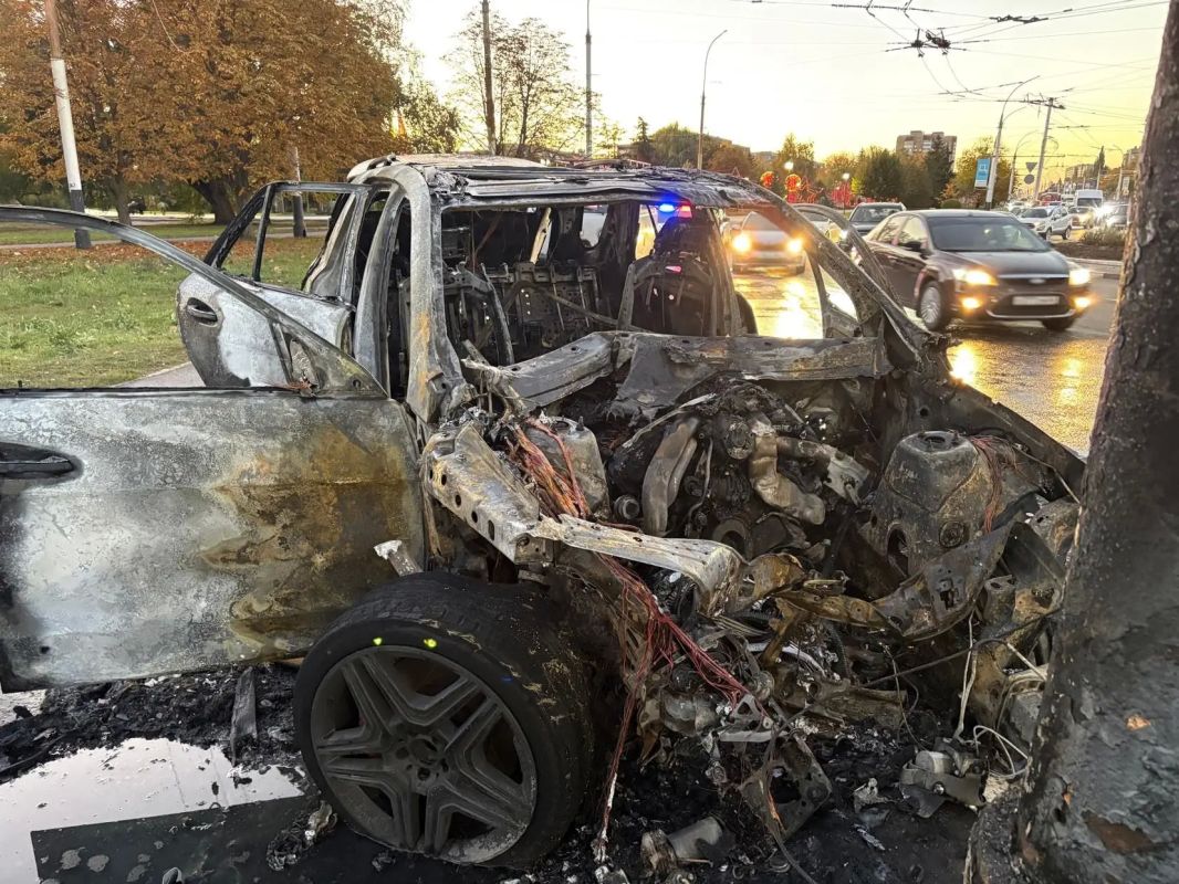 В Тамбове скончался пассажир автомобиля Mercedes, врезавшегося в опору ЛЭП В Тамбове скончался пассажир автомобиля Mercedes, врезавшегося в опору ЛЭП