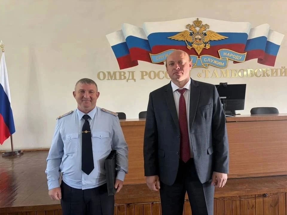 В ОМВД России «Тамбовский» сотрудников кадрового подразделения поздравили с профессиональным праздником