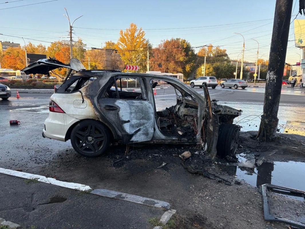 В Тамбове скончался пассажир автомобиля Mercedes, врезавшегося в опору ЛЭП В Тамбове скончался пассажир автомобиля Mercedes, врезавшегося в опору ЛЭП