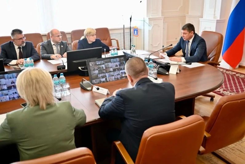 Евгений Первышов потребовал от чиновников вовремя отвечать на обращения тамбовчан в соцсетях