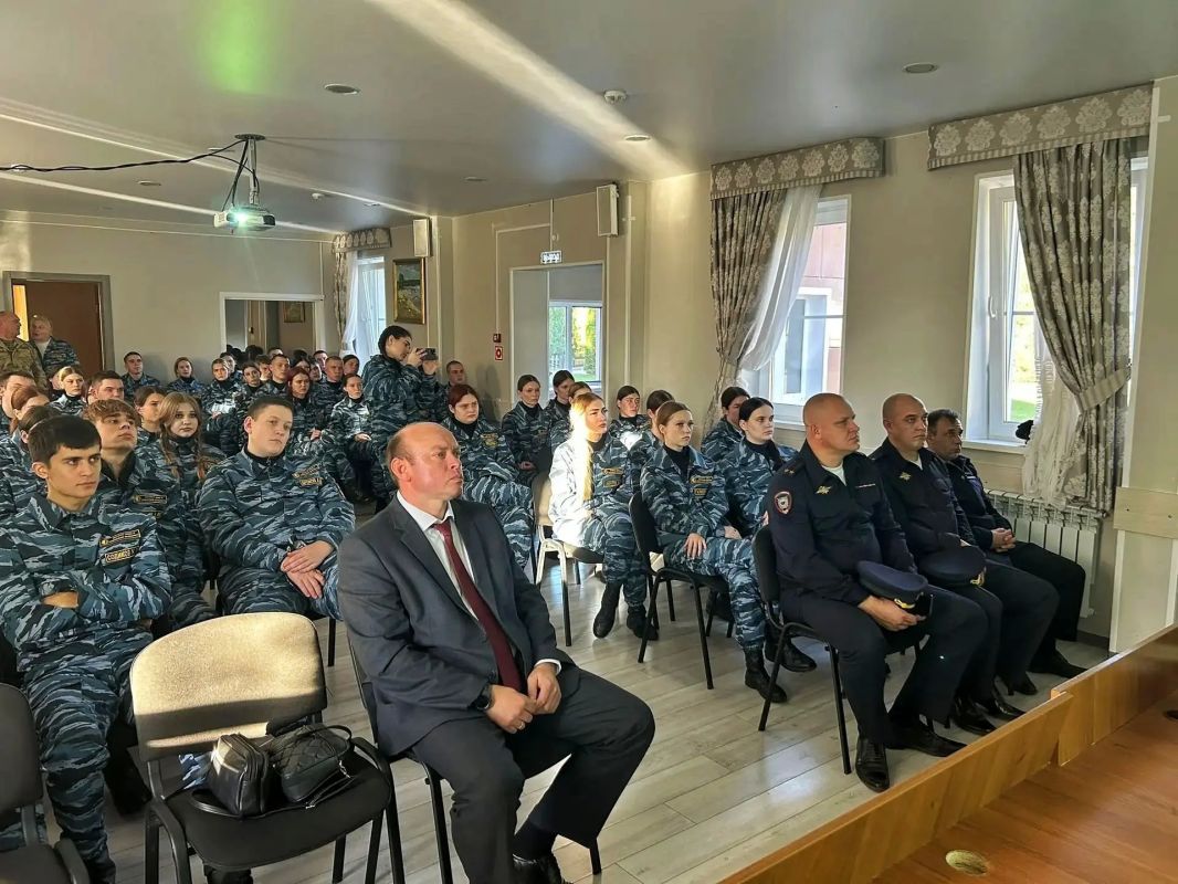 Сотрудники ОМВД России «Тамбовский» провели профориентационное мероприятие для студентов ТГУ им. Г.Р. Державина Сотрудники ОМВД России «Тамбовский» провели профориентационное мероприятие для студентов ТГУ им. Г.Р. Державина