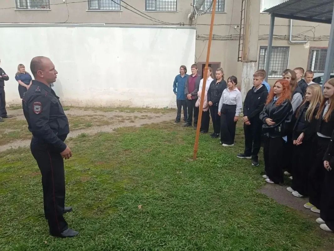 В рамках Всероссийской акции «Неделя без турникетов» девятиклассники Токаревской школы познакомились с профессией полицейского