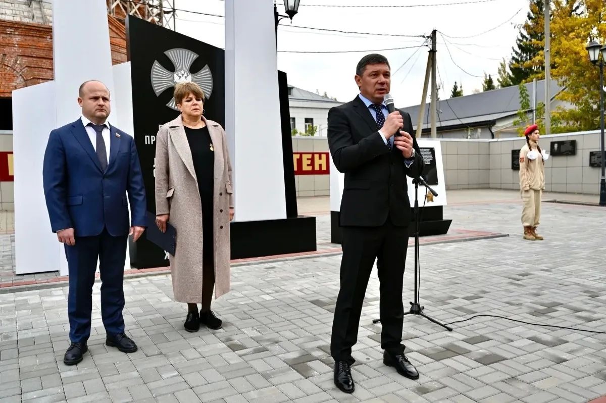 Сегодня в рабочем поселке Знаменка состоялось открытие мемориала погибшим при исполнении воинского долга в ходе специальной военной операции