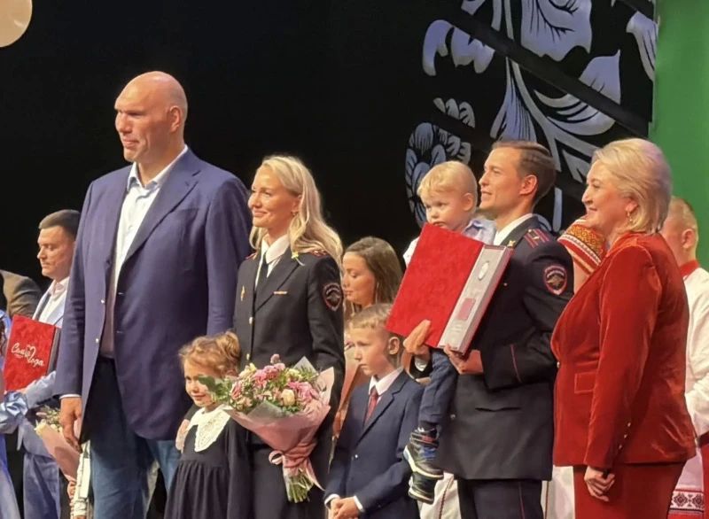 Чета полицейских из Тамбовской области победила в конкурсе «Семья года» Чета полицейских из Тамбовской области победила в конкурсе «Семья года»