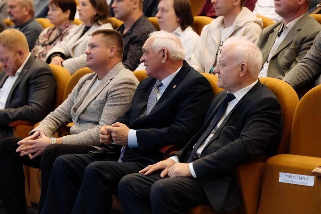 Работников отраслей дорожного хозяйства и транспорта чествовали на торжественном собрании, которое прошло в правительстве Тамбовской области Работников отраслей дорожного хозяйства и транспорта чествовали на торжественном собрании, которое прошло в правительстве Тамбовской области