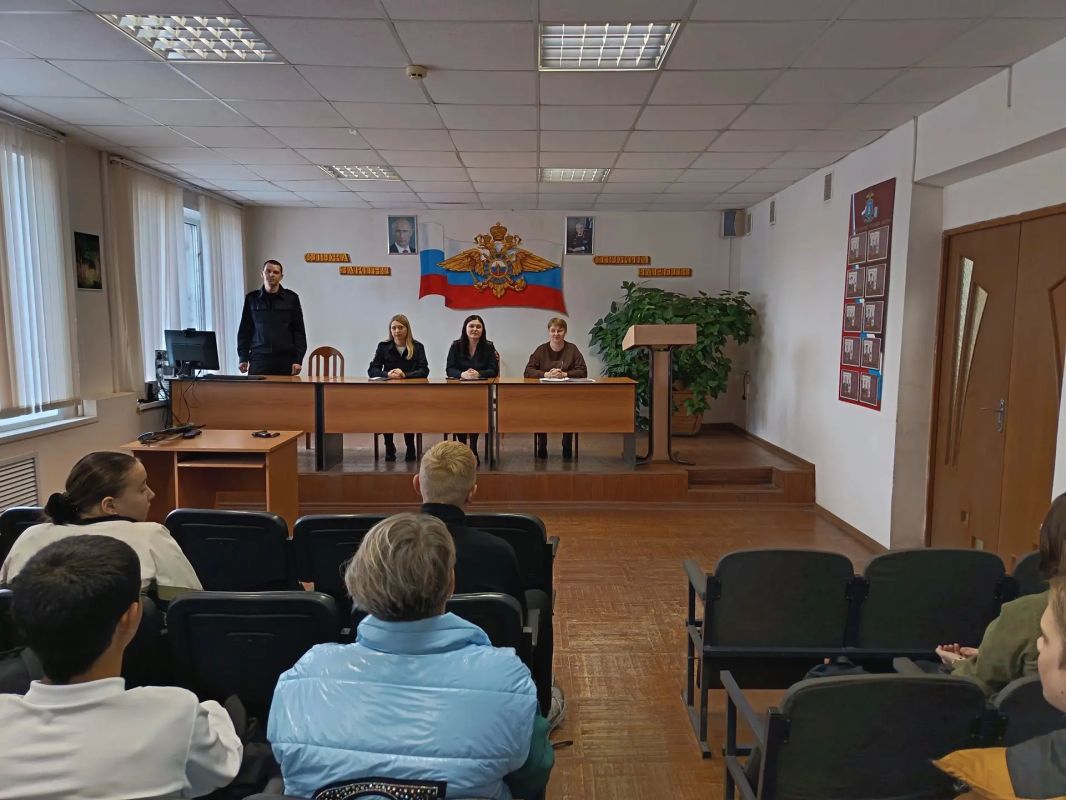8«Б» на экскурсии в ОМВД России «Сосновский»: узнали, попробовали, заинтересовались! 8«Б» на экскурсии в ОМВД России «Сосновский»: узнали, попробовали, заинтересовались!
