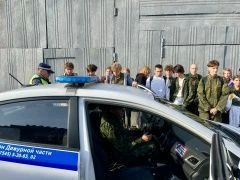 Экскурсия в Госавтоинспекцию: учащиеся МБОУ СОШ №17 «Юнармеец» расширили знания о дорожной безопасности Экскурсия в Госавтоинспекцию: учащиеся МБОУ СОШ №17 «Юнармеец» расширили знания о дорожной безопасности