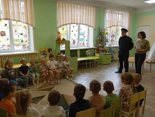 «Азбука безопасности: в детском саду дошколятам рассказали, как вести себя дома, в общественных местах и на дорогах»
