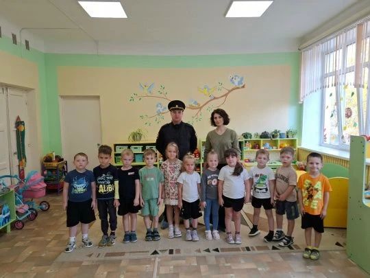 «Азбука безопасности: в детском саду дошколятам рассказали, как вести себя дома, в общественных местах и на дорогах» «Азбука безопасности: в детском саду дошколятам рассказали, как вести себя дома, в общественных местах и на дорогах»