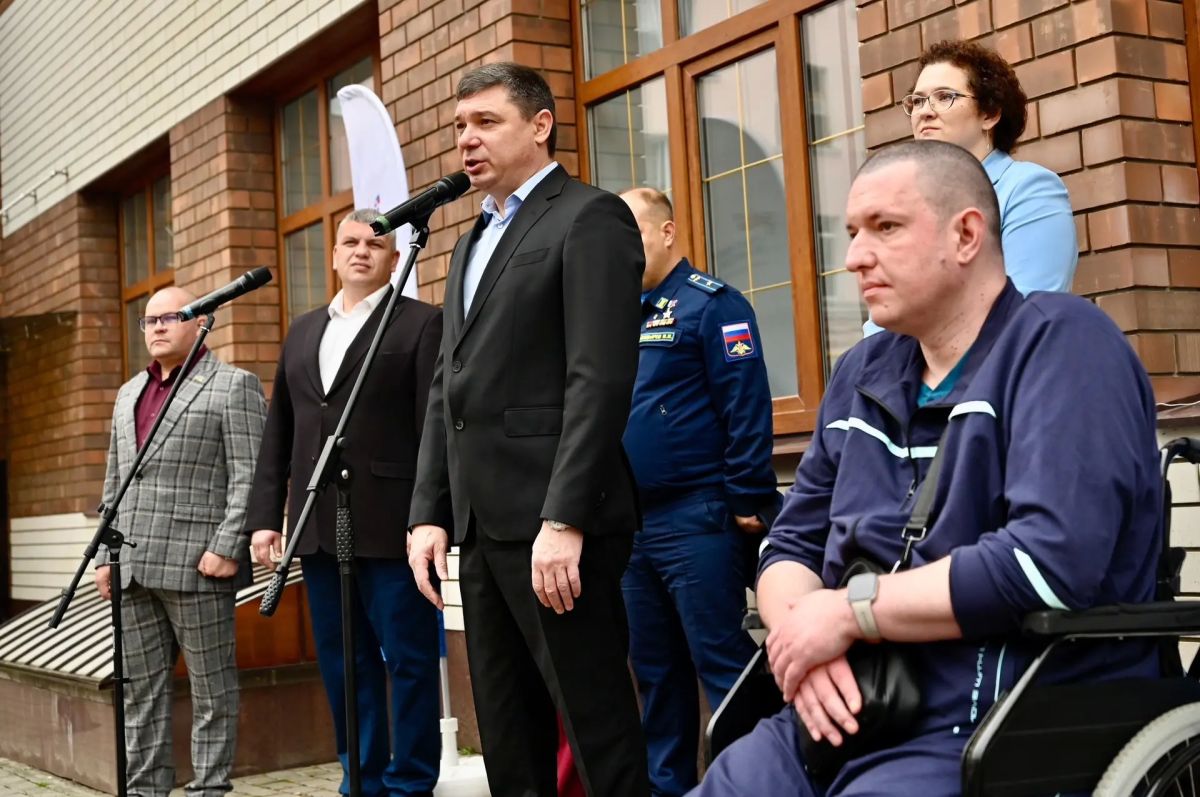Евгений Первышов: Сегодня вручили ключи от автомобиля с ручным управлением нашему ветерану специальной военной операции Антону Константинов - вместе с выпускниками программы "Время Героев" сенатором Алексеем Кондратьевым... Евгений Первышов: Сегодня вручили ключи от автомобиля с ручным управлением нашему ветерану специальной военной операции Антону Константинов - вместе с выпускниками программы "Время Героев" сенатором Алексеем Кондратьевым...