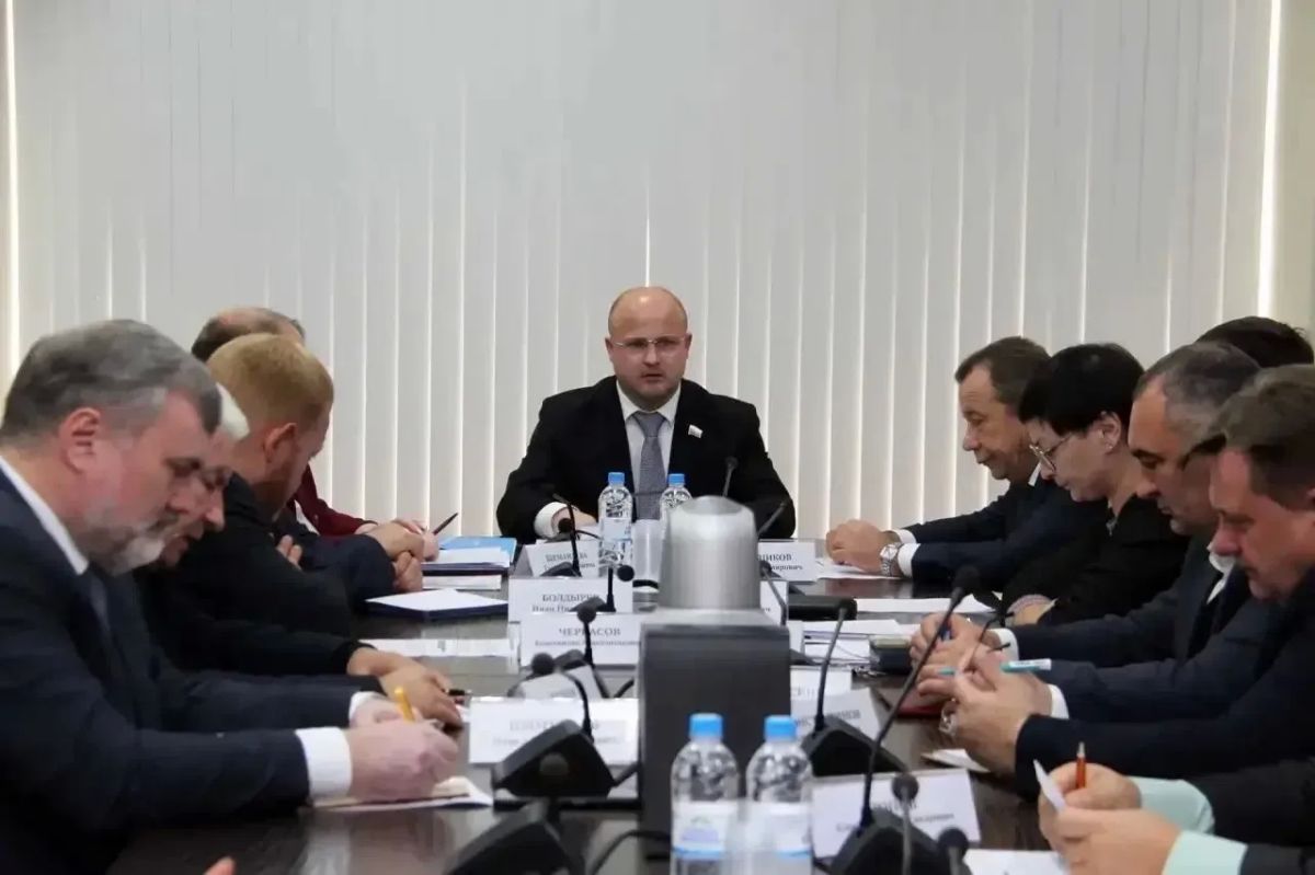 Председатель Тамбовской областной Думы Алексей Поздняков провел планерное совещание с депутатами и сотрудниками аппарата Тамбовской областной Думы: