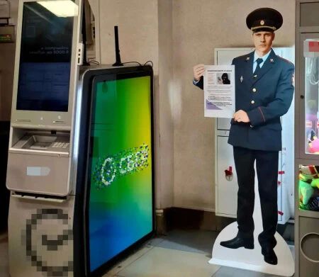 В Тамбове задержали двух молодых людей 2005 и 2006 года рождения, похитивших ростовую фигуру полицейского