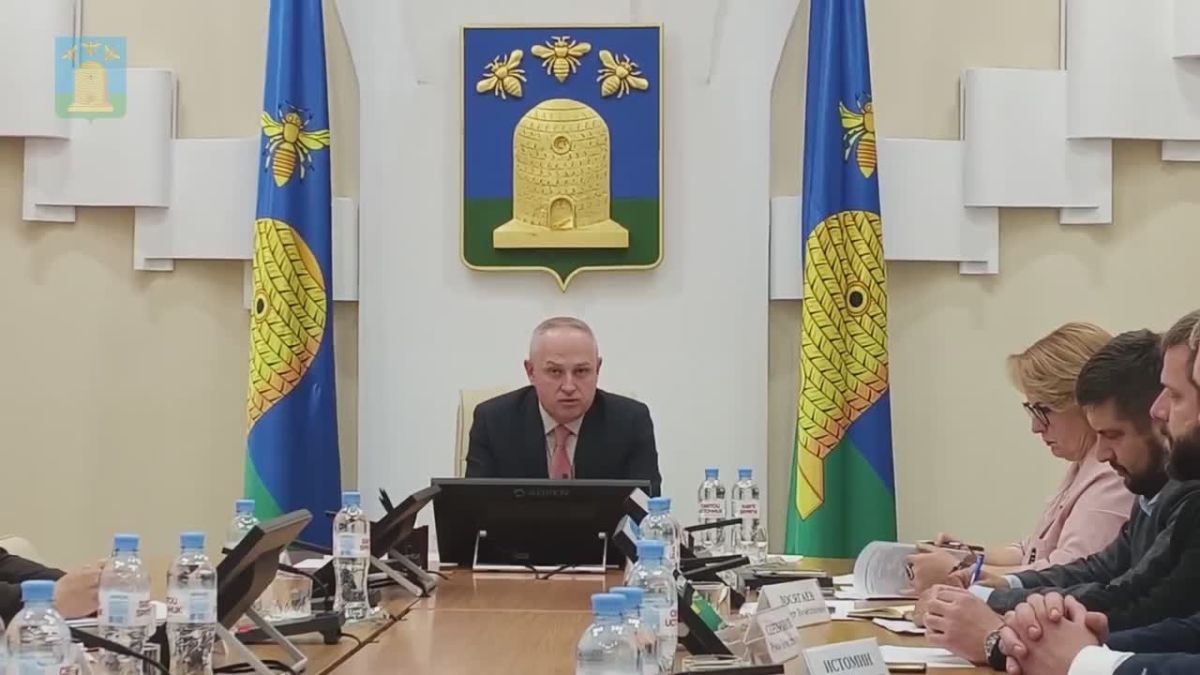Максим Косенков: Вчера собрал на рабочее совещание руководителей городских служб, теплоснабжающих организаций и наиболее крупных управляющих компаний
