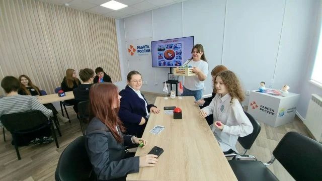 Доброе утро, друзья! Спешим рассказать вам, как прошел первый день молодежного профориентационного события «Карьерный Vibe: Орбита возможностей» в Рассказовском кадровом центре Доброе утро, друзья! Спешим рассказать вам, как прошел первый день молодежного профориентационного события «Карьерный Vibe: Орбита возможностей» в Рассказовском кадровом центре