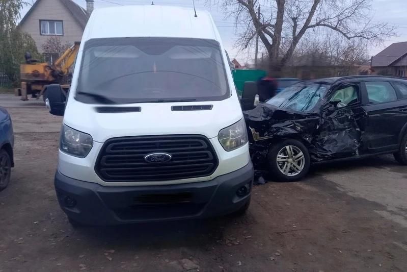 В Рассказове столкнулись автобус и легковой автомобиль: пострадали две женщины В Рассказове столкнулись автобус и легковой автомобиль: пострадали две женщины
