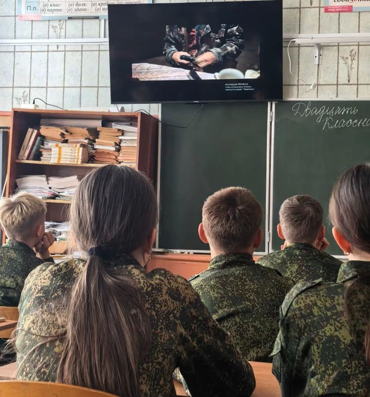 Сотрудники ОРЛС МОМВД России «Уваровский» провели Урок мужества с подшефным классом «Уваровского кадетского корпуса имени Святого Георгия Победоносца» Сотрудники ОРЛС МОМВД России «Уваровский» провели Урок мужества с подшефным классом «Уваровского кадетского корпуса имени Святого Георгия Победоносца»