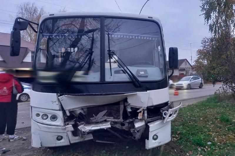 В Рассказове столкнулись автобус и легковой автомобиль: пострадали две женщины В Рассказове столкнулись автобус и легковой автомобиль: пострадали две женщины